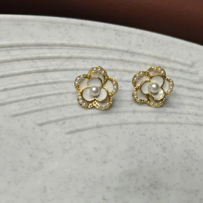 Elegant Pearl & Gold Flower Stud Earrings Dainty Floral Wedding/Bridal Jewelry
